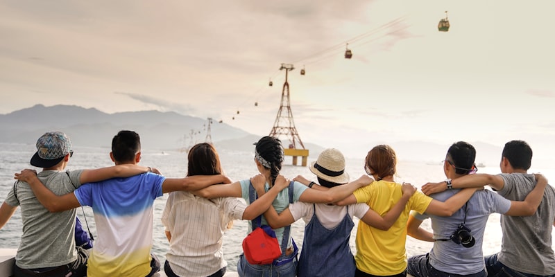 线上球迷社区互动截图 - 显示聊天与帖子列表